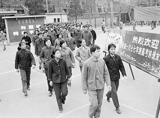 1977年，考生们步入考场。