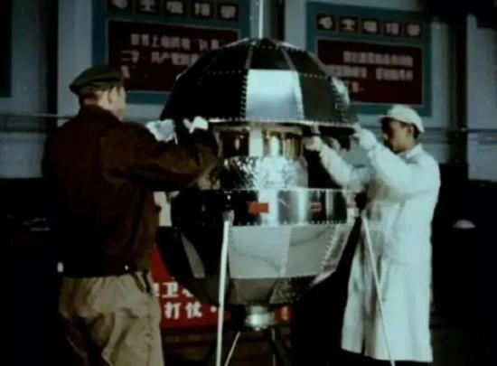 科研人员组装东方红一号卫星