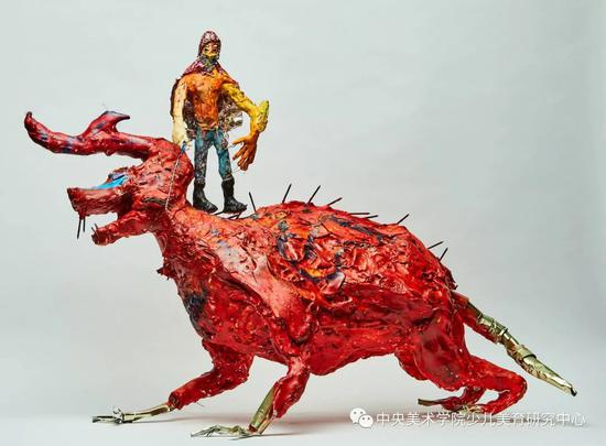 U12-崔宸睿-《勇士与恶龙》-12岁-颜料、粘土、螺丝钉、铁皮、各种铁丝