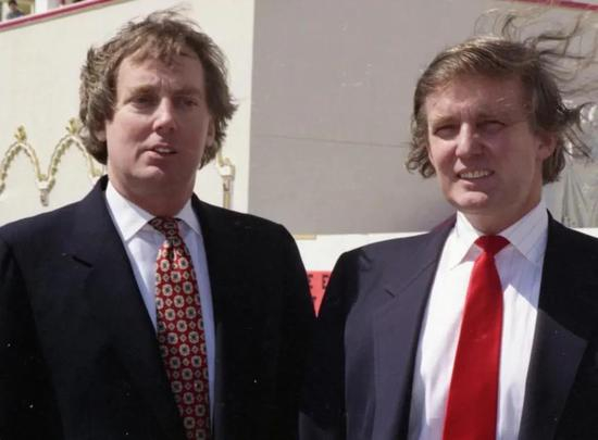  ·罗伯特（左）和特朗普