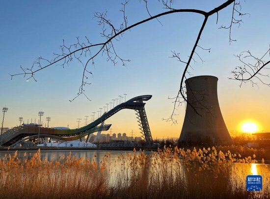 这是2021年12月28日拍摄的夕阳下的首钢滑雪大跳台。新华社记者 陶希夷 摄