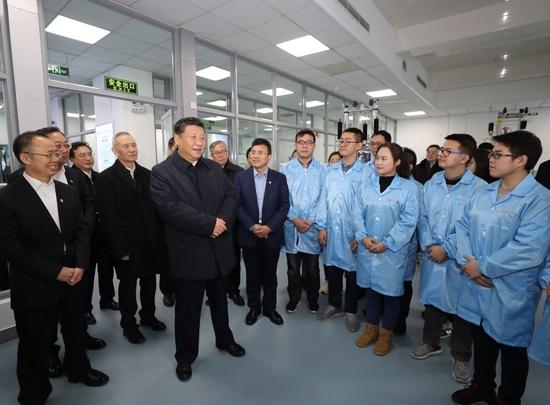 2019年1月17日，习近平在天津南开大学元素有机化学国家重点实验室同师生亲切交流。