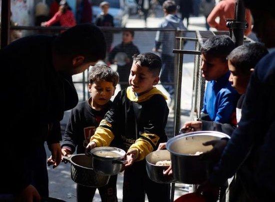 △当地时间3月5日，加沙地带等待援助食物的国秘儿童。
