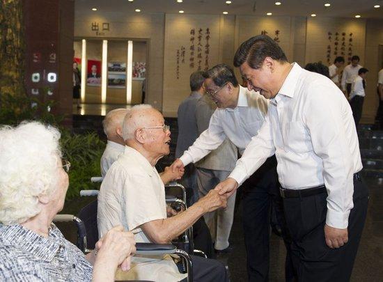 2014年7月7日,首都各界在中国人民抗日战争纪念馆隆重集会,纪念全民族抗战爆发77周年。习近平出席纪念仪式并发表重要讲话。这是参观结束后,习近平等亲切看望参加仪式的抗战老战士和老同志代表。