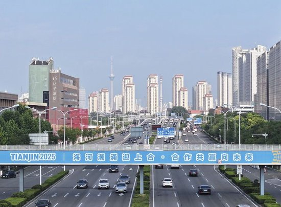 2025年8月5日拍摄的天津市西青区一过街天桥上的迎接上合组织天津峰会宣传标语（无人机照片）。新华社记者 李然 摄