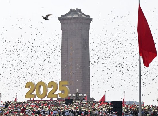  9月3日，现场放飞和平鸽。新华社记者 肖艺九 摄