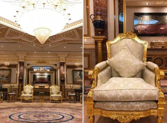 △习近平就是在这个房间同文莱王室成员交谈。右为习近平的坐席。（央视记者马亚阳拍摄）