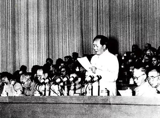  图：1956年9月15日至27日，中国共产党第八次全国代表大会在北京举行。大会提出的党和国家主要任务是集中力量发展生产力的思想，对于社会主义事业的发展和党的建设具有长远的重要的意义。图为毛泽东在大会上致开幕词。）