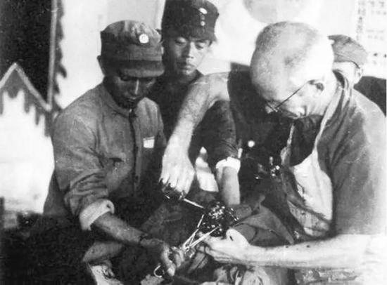 （图：白求恩在给八路军战士做手术。资料图片。）