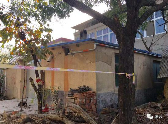  死者家门口拉起警戒线