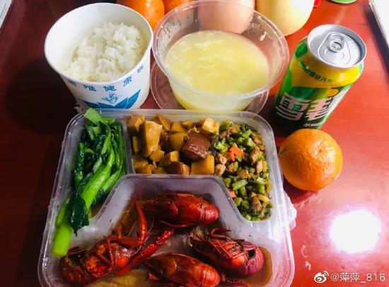  疗养观察期间，志愿者的一日三餐营养丰富