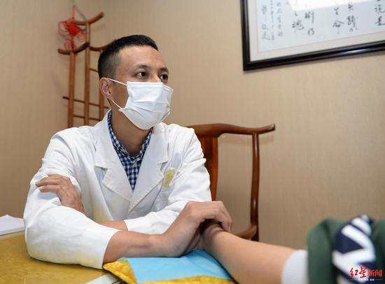 2020年4月17日，中医医生陈伟军正在给病人摸脉