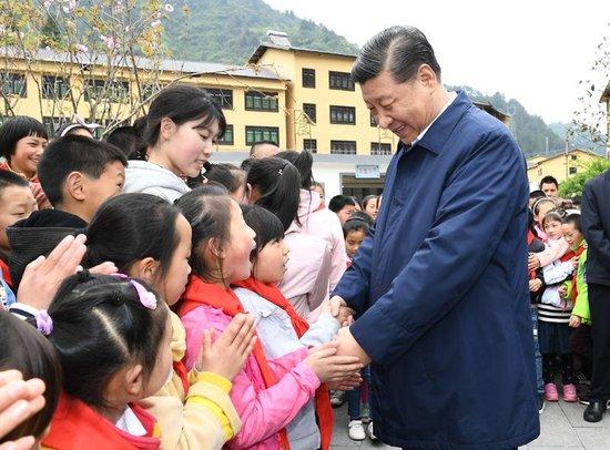 2019年4月15日,习近平总书记来到重庆市石柱土家族自治县中益乡小学看望老师和同学们,并同他们亲切交流。