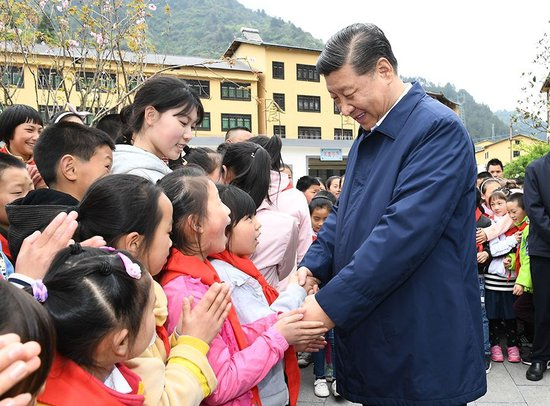 　　2019年4月15日，习近平总书记在石柱土家族自治县中益乡小学同学生们亲切交谈，询问他们学习和生活情况。新华社记者 谢环驰 摄