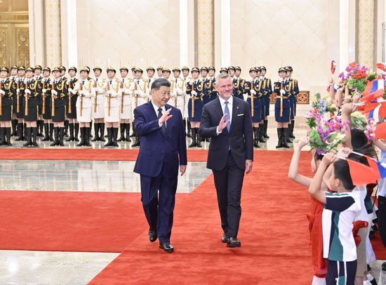 7月28日上午，国家主席习近平在北京人民大会堂同来华进行国事访问的斯洛伐克总统佩列格里尼举行会谈。这是会谈前，习近平在人民大会堂北大厅为佩列格里尼举行欢迎仪式。新华社记者 岳月伟 摄