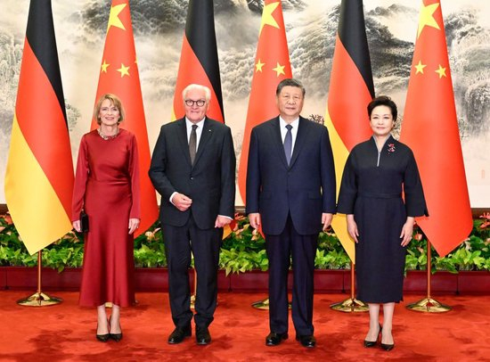 10月30日下午，国家主席习近平在北京人民大会堂同来华进行国事访问的德国总统施泰因迈尔举行会谈。这是会谈前，习近平和夫人彭丽媛同施泰因迈尔和夫人比登本德合影。新华社记者 申宏 摄