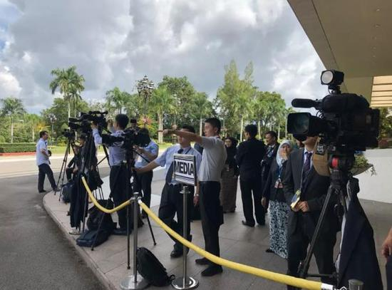 △媒体记者提前就位等待欢迎仪式开始。（央视记者康辉拍摄）