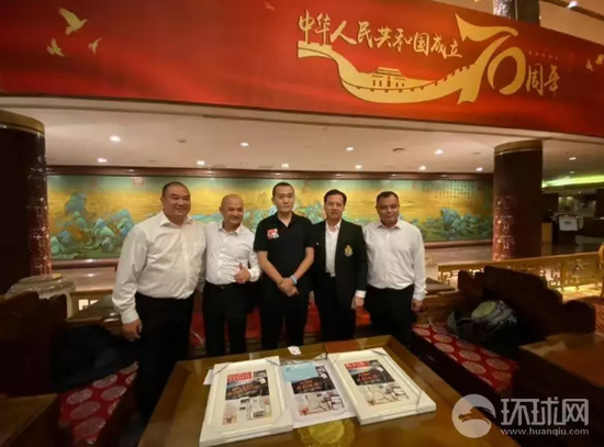 　　（左起：香港警务督查协会主席伍伟基、“光头警长”刘泽基、付国豪、香港警务处人事及训练处处长李建辉、香港警察队员佐级协会主席林志伟）