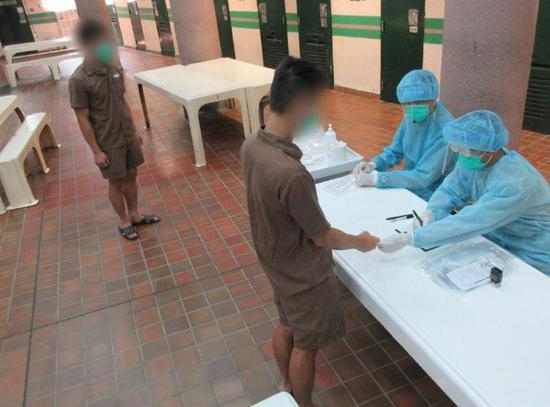 香港特区政府惩教署为香港在囚人员进行新冠病毒测试。 图源：香港特区官网