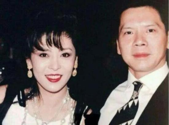  ·年轻时的陈岚与向华强。