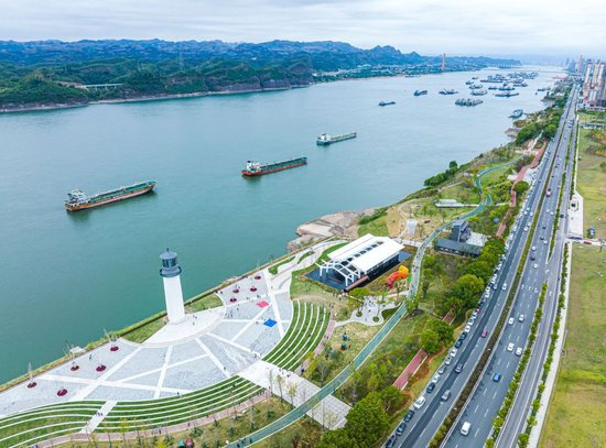 市民在湖北省宜昌市滨江公园灯塔广场游玩（2022年10月5日摄，无人机照片）。该广场是在实施岸线复绿等综合措施后，由老旧码头改造而成。新华社记者 肖艺九 摄