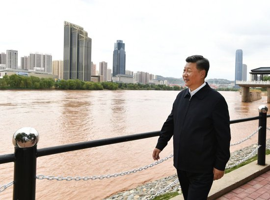 2019年8月21日下午，习近平在甘肃省兰州市黄河治理兰铁泵站项目点了解黄河治理和保护、堤坝加固防洪工程建设等情况。