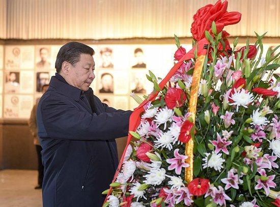 2016年2月2日，习近平总书记在井冈山革命烈士陵园向革命烈士敬献花篮。