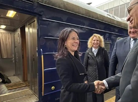 当地时间4月1日，德国外长贝尔伯克访问乌克兰首都基辅，并宣布向乌克兰额外拨款1.3亿欧元，作为人道主义援助和维稳资金&nbsp;图：央视