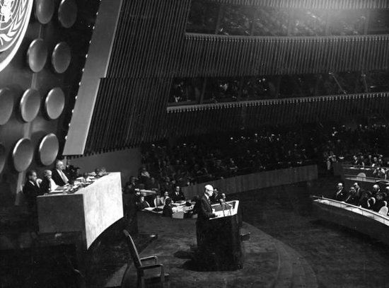 ▲1953年，美国总统艾森豪威尔在联大发表《原子能用于和平》的演讲
