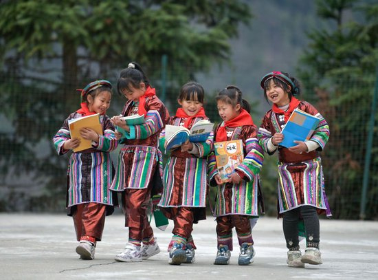 2023年2月16日，在贵州省从江县西山镇中寨教学点，领到新书的瑶族学生在一起交流。新华社记者杨文斌摄