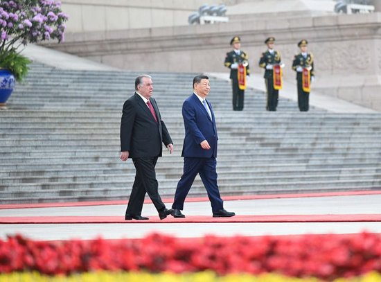 　　5月12日下午，国家主席习近平在北京人民大会堂同来华进行国事访问的塔吉克斯坦总统拉赫蒙举行会谈。这是会谈前，习近平在人民大会堂东门外广场为拉赫蒙举行欢迎仪式。新华社记者 李响 摄