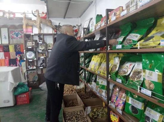 ▷赵万友在新县城经营着一家特产超市