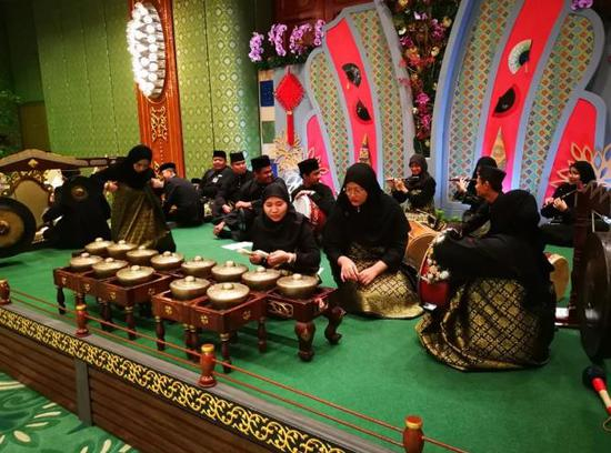 △第一个节目是演奏文莱的传统乐器鼓铃铛，这种乐器据说最早来源于中国，约公元三世纪传入文莱。（央视记者杨光拍摄）