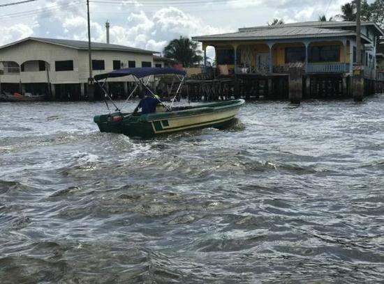 △“水上的士”是水村居民重要的交通工具，一块文莱元坐一次。（央视记者赵东辰拍摄）