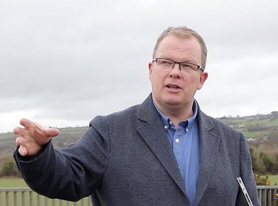  布莱恩在北爱边境小镇斯特拉班。摄 | laida