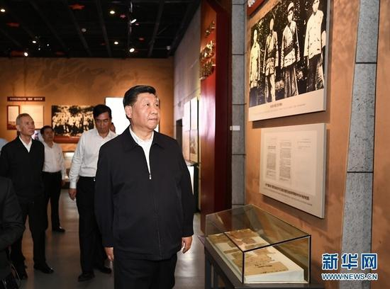 5月20日至22日，中共中央总书记、国家主席、中央军委主席习近平在江西考察，主持召开推动中部地区崛起工作座谈会并发表重要讲话。这是习近平在赣州市于都县中央红军长征出发纪念馆参观，缅怀当年党中央和中央红军在苏区浴血奋战的峥嵘岁月。新华社记者 谢环驰 摄