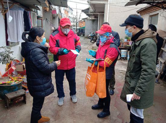 东西湖区长青街新建大队志愿者在老旧社区进行入户排查  通讯员 孙敏 供图