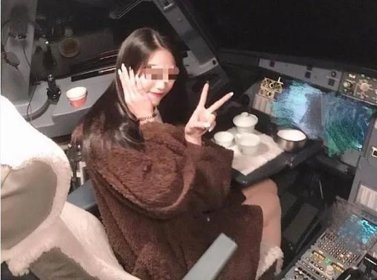 ▲2019年，“女子进驾驶舱拍照比剪刀手”事件。