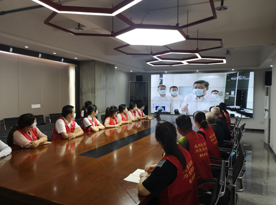 29日晚7时，青山区青和居社区组织社区干事、居民群众等收看《新闻联播》。记者覃柳玮 摄