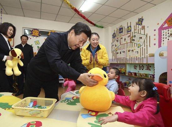 2014年1月28日，习近平总书记来到内蒙古自治区呼和浩特市儿童福利院看望孩子们并赠送新年礼物。