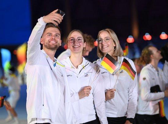  德国大学生体育代表团在开幕式上入场。 　