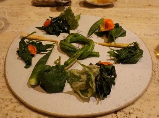  米其林餐厅出品的野菜盘 图源：网络