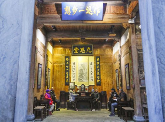  2026年1月13日，在安徽省黟县西递村“作退一步想”工作室，调解员在调解村民纠纷。（施亚磊 摄）