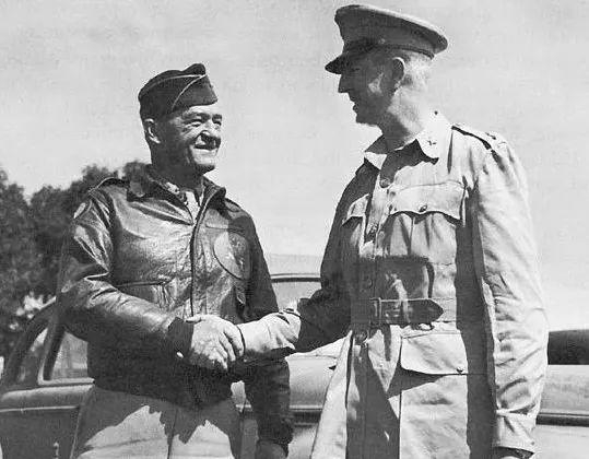  （图为1944年的美国援华军官陈纳德与魏德迈）