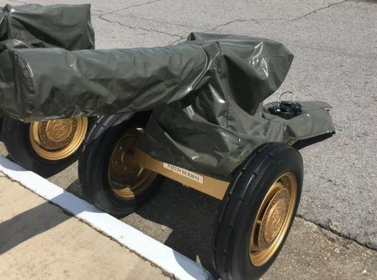 △穿着防雨罩的礼炮。（央视记者郭晗光拍摄）