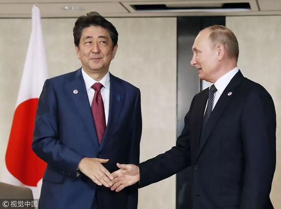  ▲安倍上任以来一直与俄罗斯来往密切，急于解决两国领土问题（图源：视觉中国）