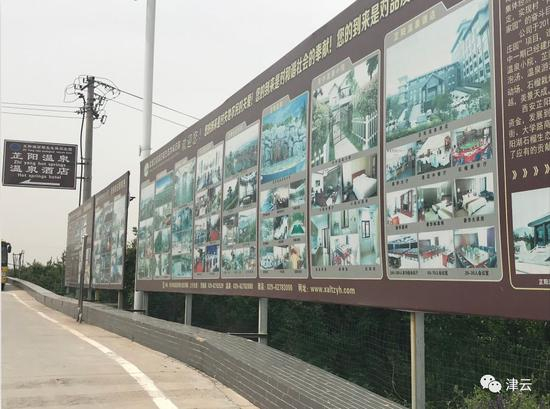 展示牌介绍上写着“您的到来是对失地农民的关爱！”
