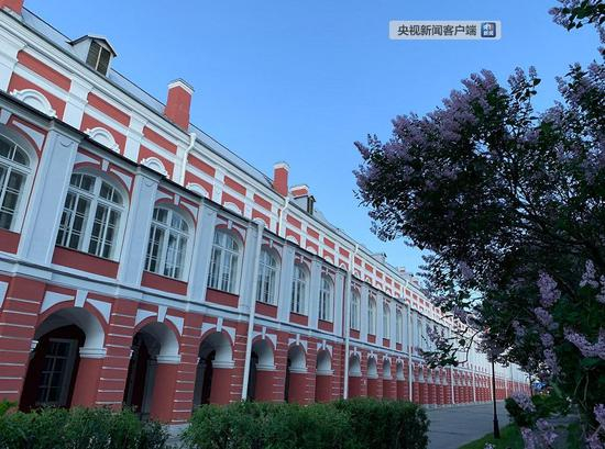 　　△圣彼得堡国立大学坐落在圣彼得堡瓦西里岛。2009年，该校与莫斯科大学被赋予特殊法律地位，两校校长均由总统直接任命。（央视记者段德文拍摄）