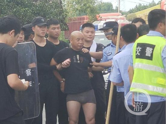 　　▲8月16日16时27分，背负三条命案的嫌犯曾春亮在乐安县山砀镇222省道航桥村十字路口试图冲卡时落网。摄影/上游新闻记者 肖鹏