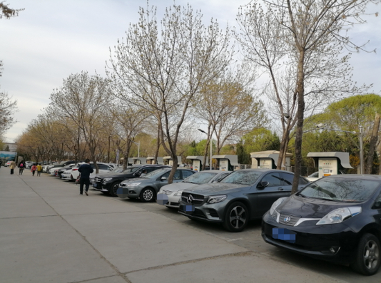  百望山森林公园北门停车场内充电车位都被燃油车占用